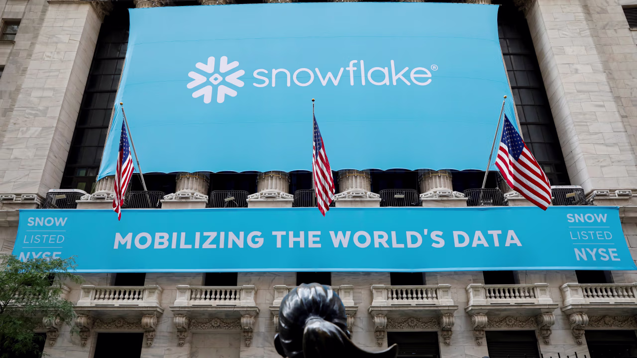 Snowflake Beats Revenue Estimates, Signs $200M AI Deal With Anthropic
