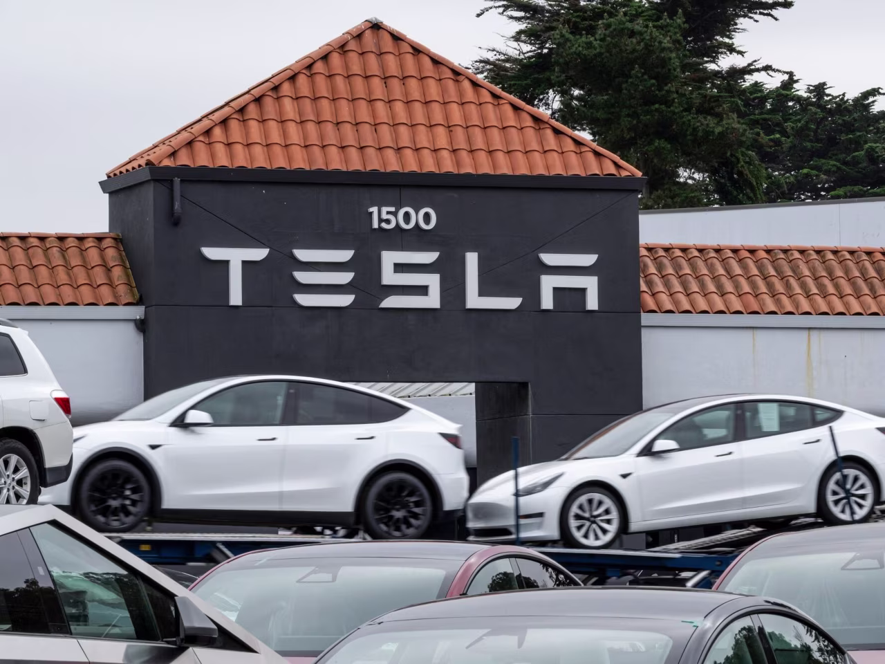  Tesla Q1 Revenue Rises on EV Sales and FSD Subscriptions