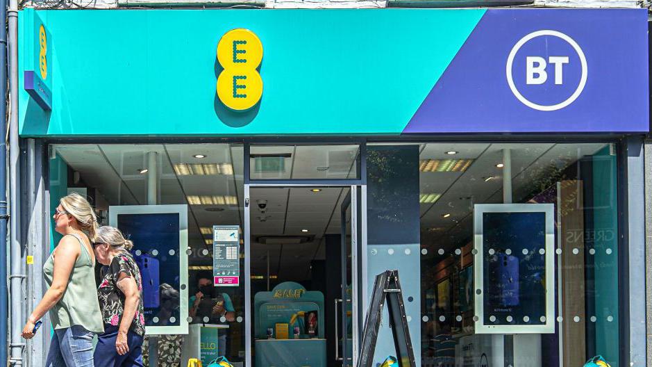 UK Mobile Networks Down: Vodafone and EE Outages Disrupt Calls Nationwide