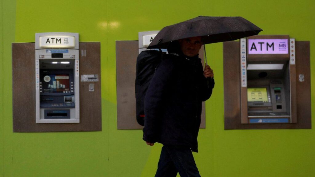 Los bancos abren mañana o no: autoridades aclaran el funcionamiento bancario tras el feriado del 17 de noviembre