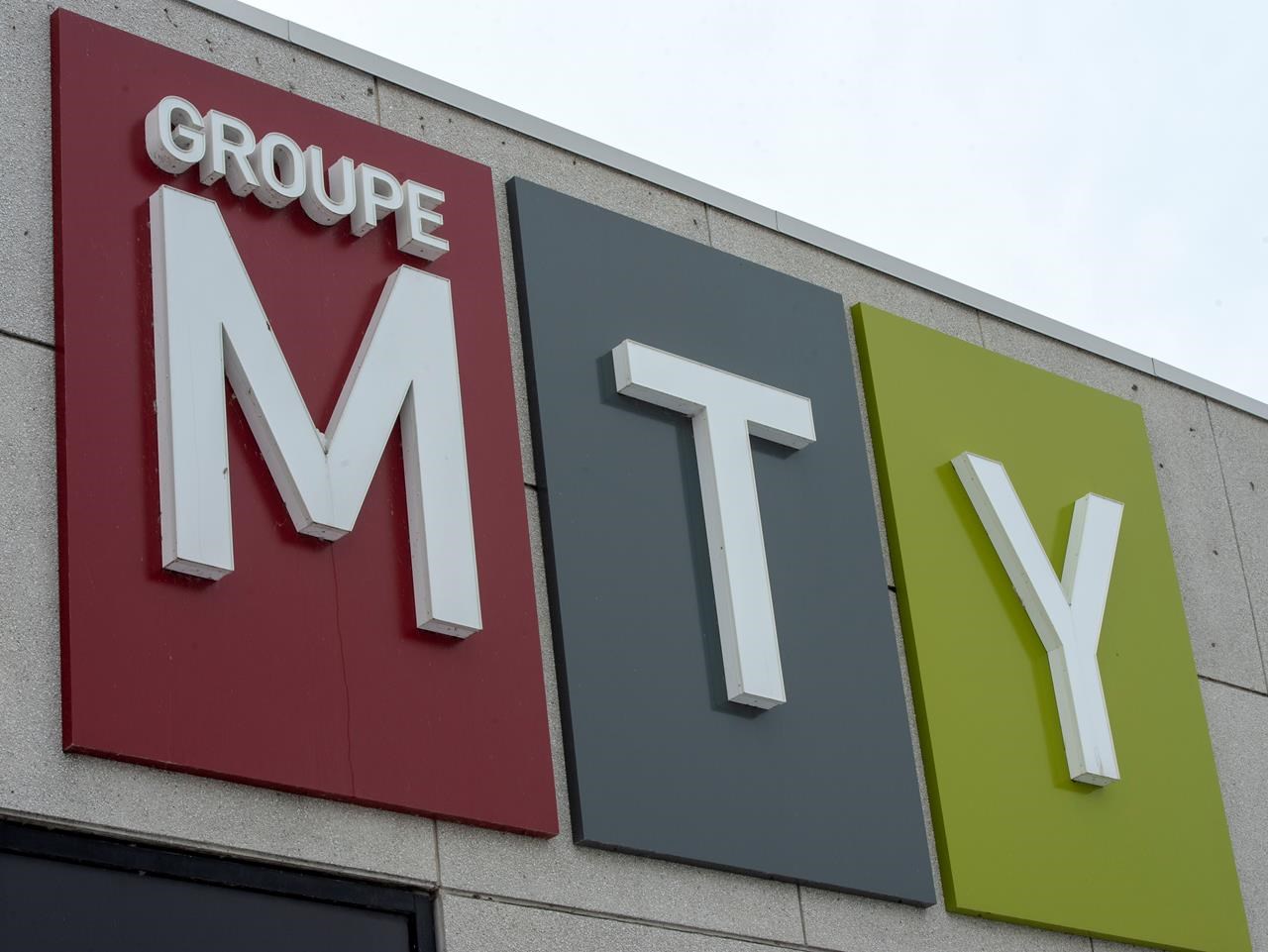 Groupe MTY Envisage une Vente Totale ou Partielle de Ses Activités