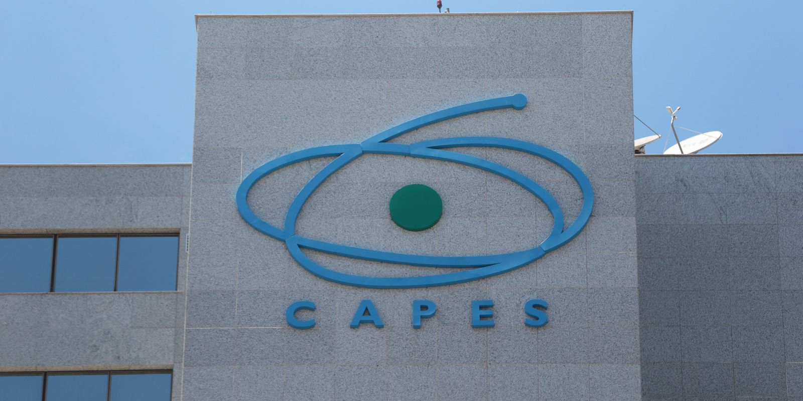 MEC e CAPES regulamentam programa Bolsa Mais Professores para fortalecer formação docente no Brasil