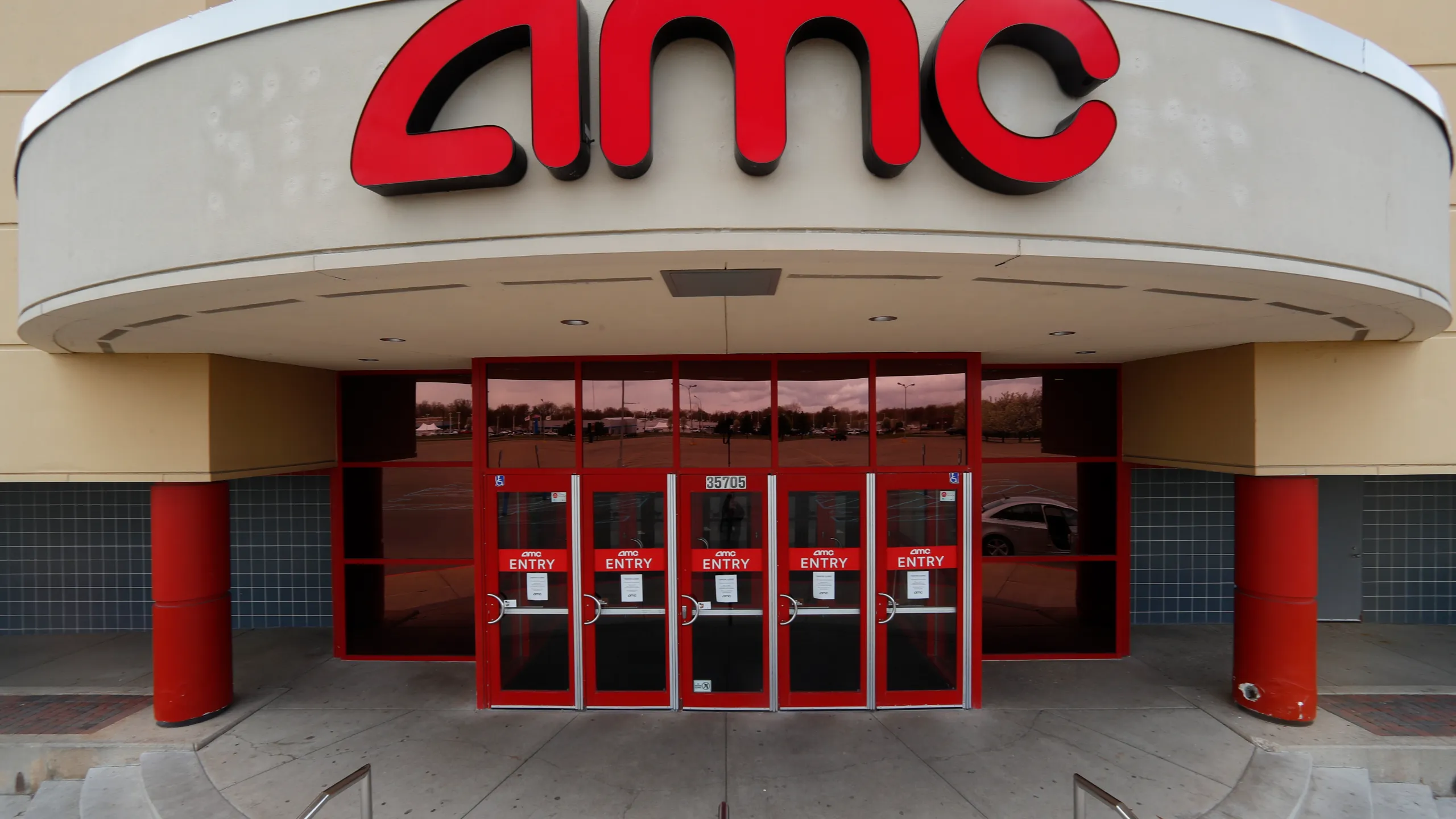 AMC Faces 52-Week Lows Despite Revenue Beat: Can the Movie Giant Stage a Comeback?