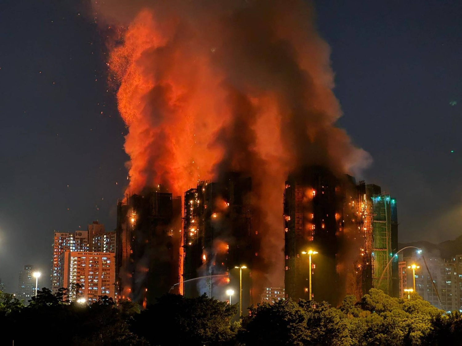 Hongkong Hochhausbrand: Mehrere Tote und Verletzte Nach Großfeuer in Wohnkomplex