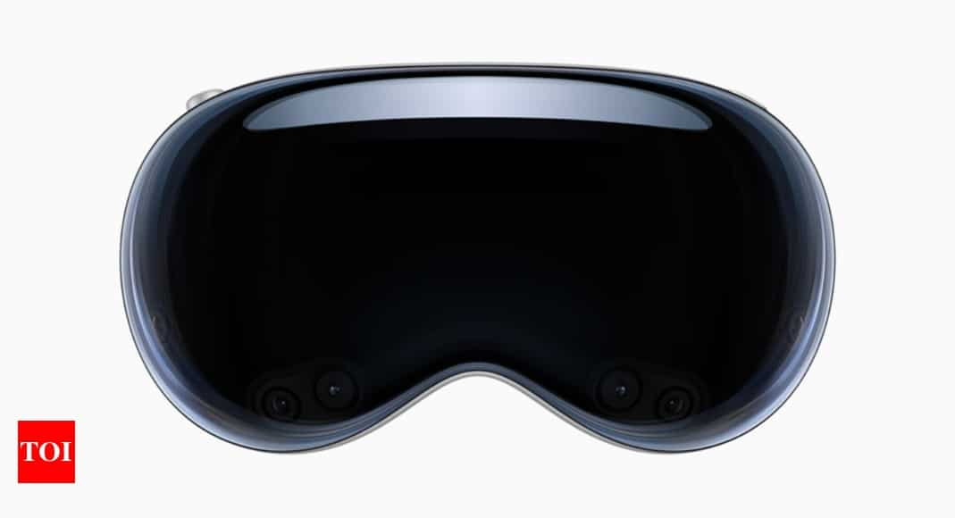 Watch: The ‘giant’ Vision Pro at Apple’s Fifth Avenue store |