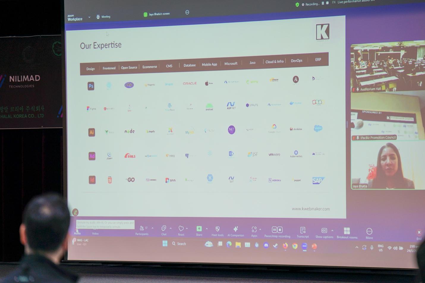 A person looking at a screen

Description automatically generated