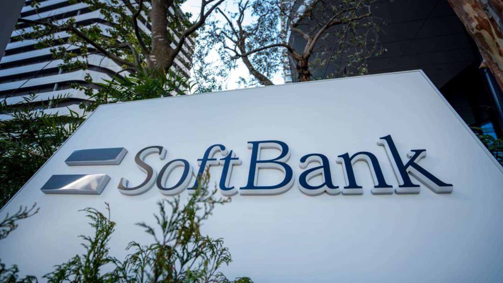 SoftBank invests $457m in UK AI chipmaker Graphcore
