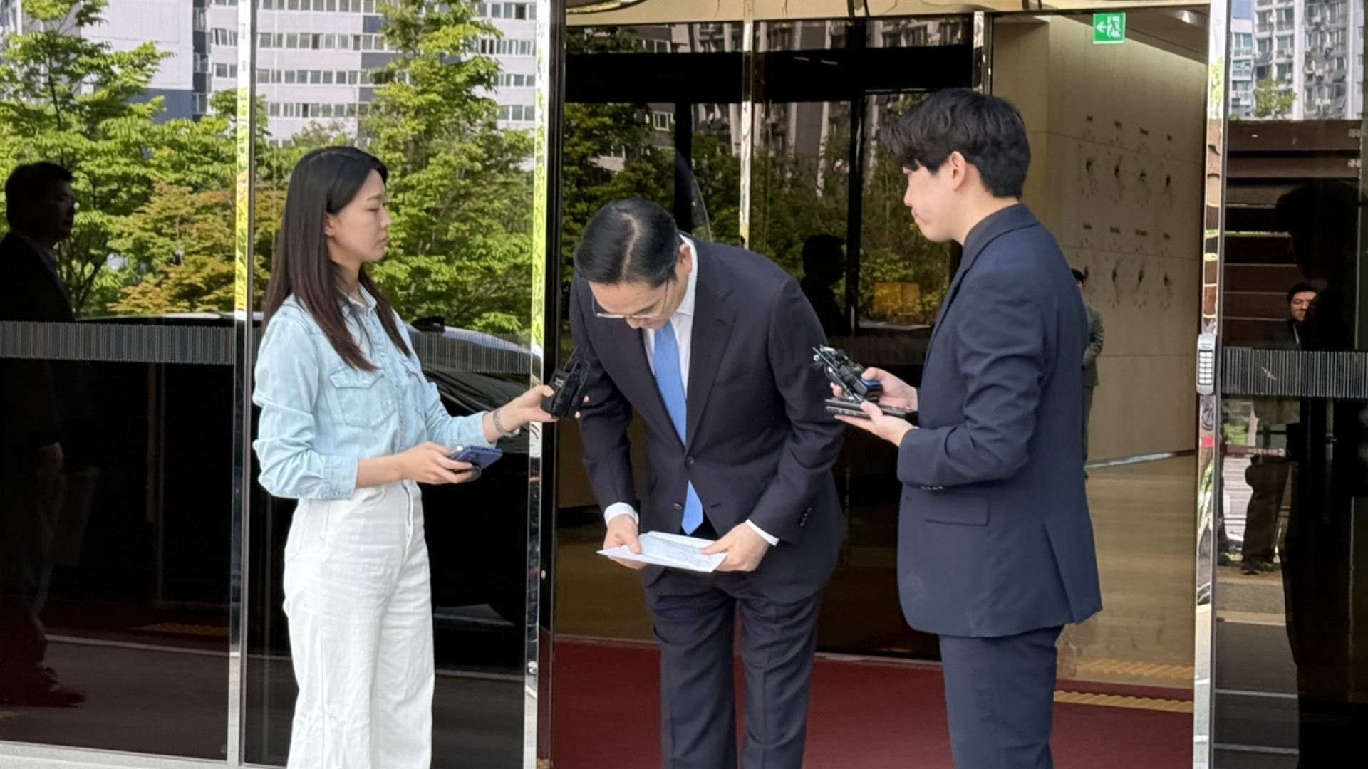 Samsung Chairman Lee Jae-yong bows in a public apology. 
