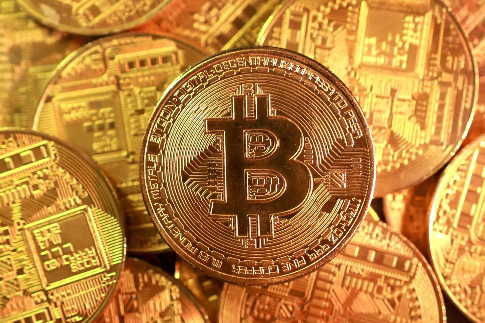 Bitcoin Selloff Deepens Below $63K: Market Apprehension Rises