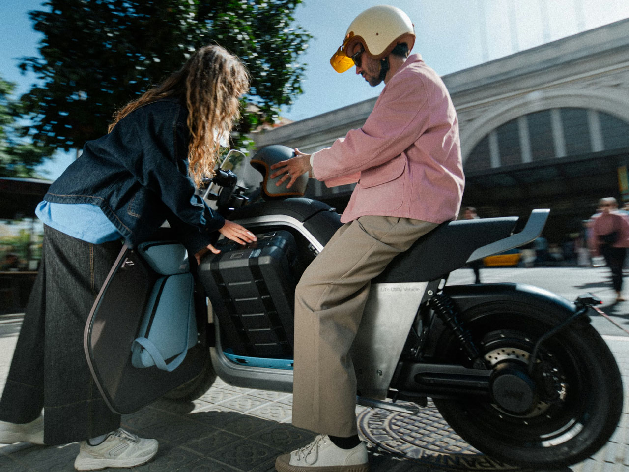 Utility E-Motorcycle: 120L Cargo Space for Urban Commutes