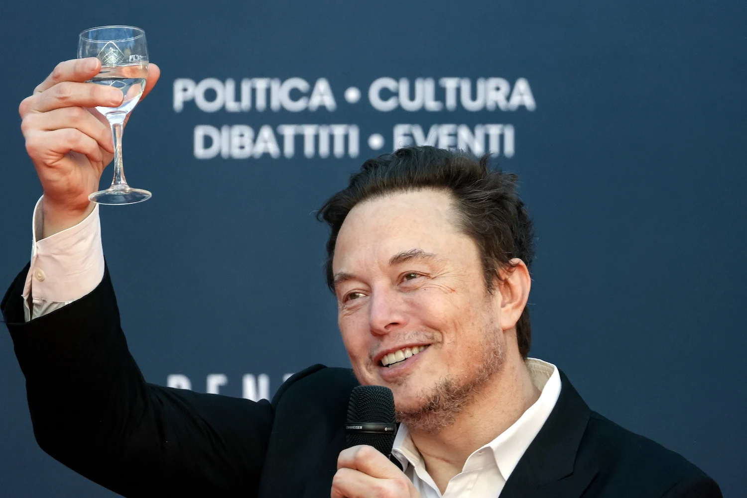 Report Says SpaceX Plans to Launch Space Data Center Test by Late 2027