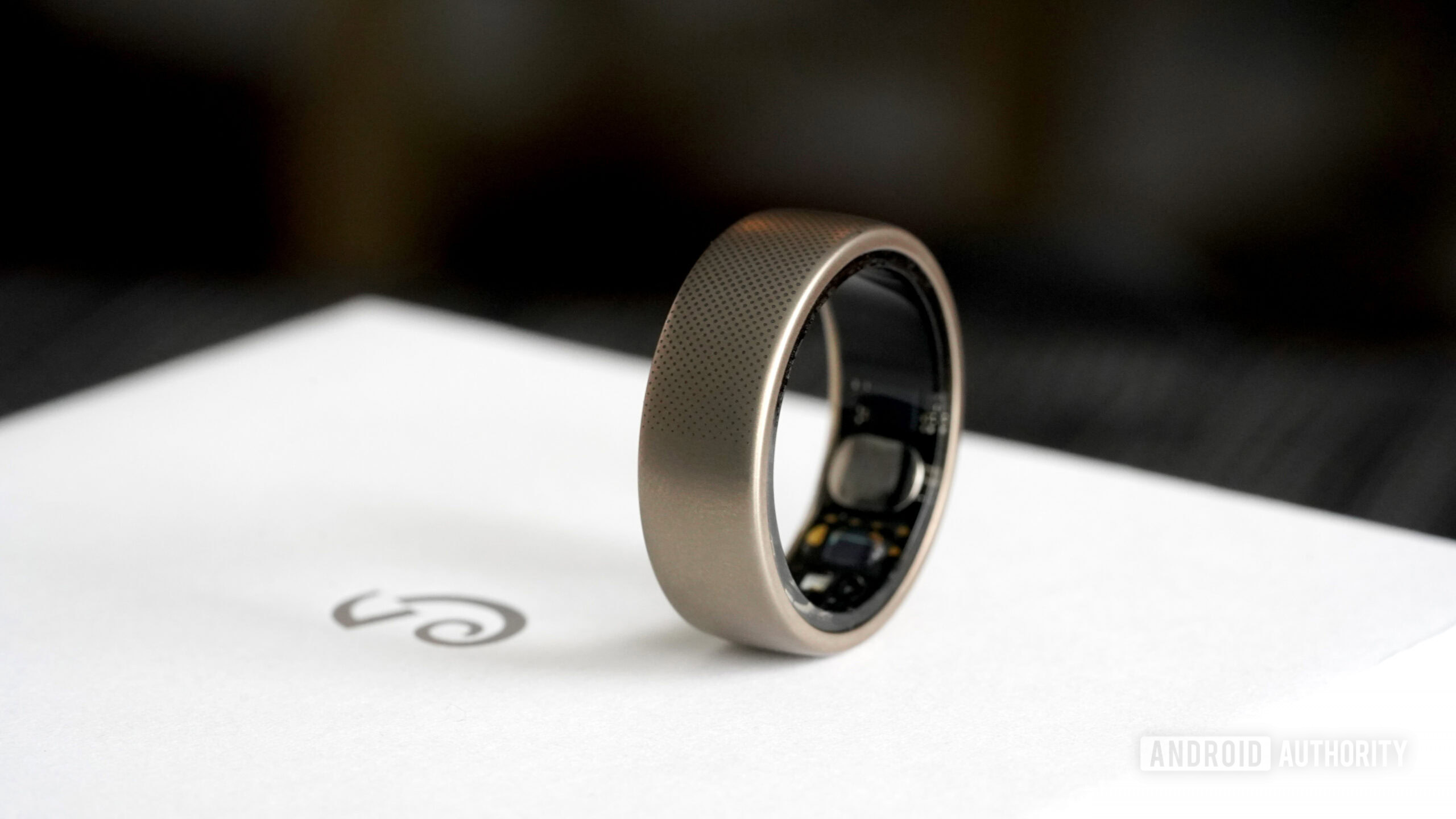 Amazfit Helio Ring Amazfit logo An Amazfit Helio Ring rests on a box with the Amazfit logo.