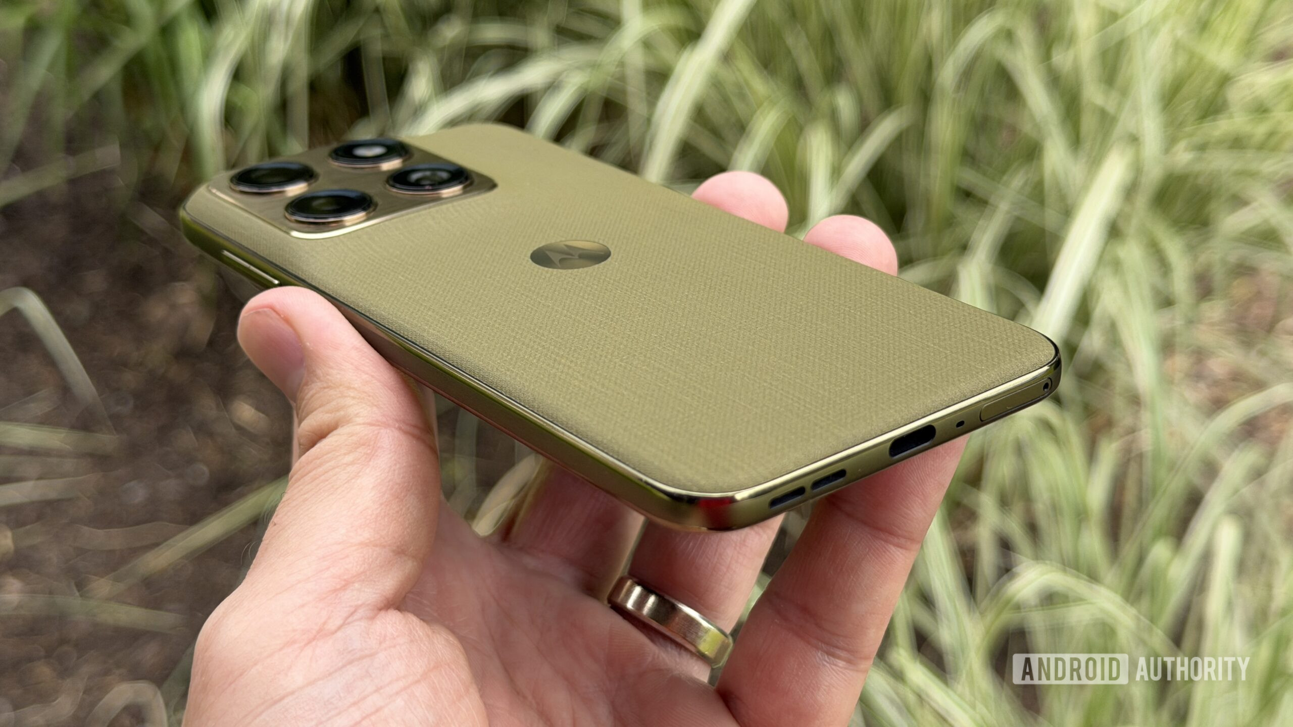 Motorola Edge 2026 again grass