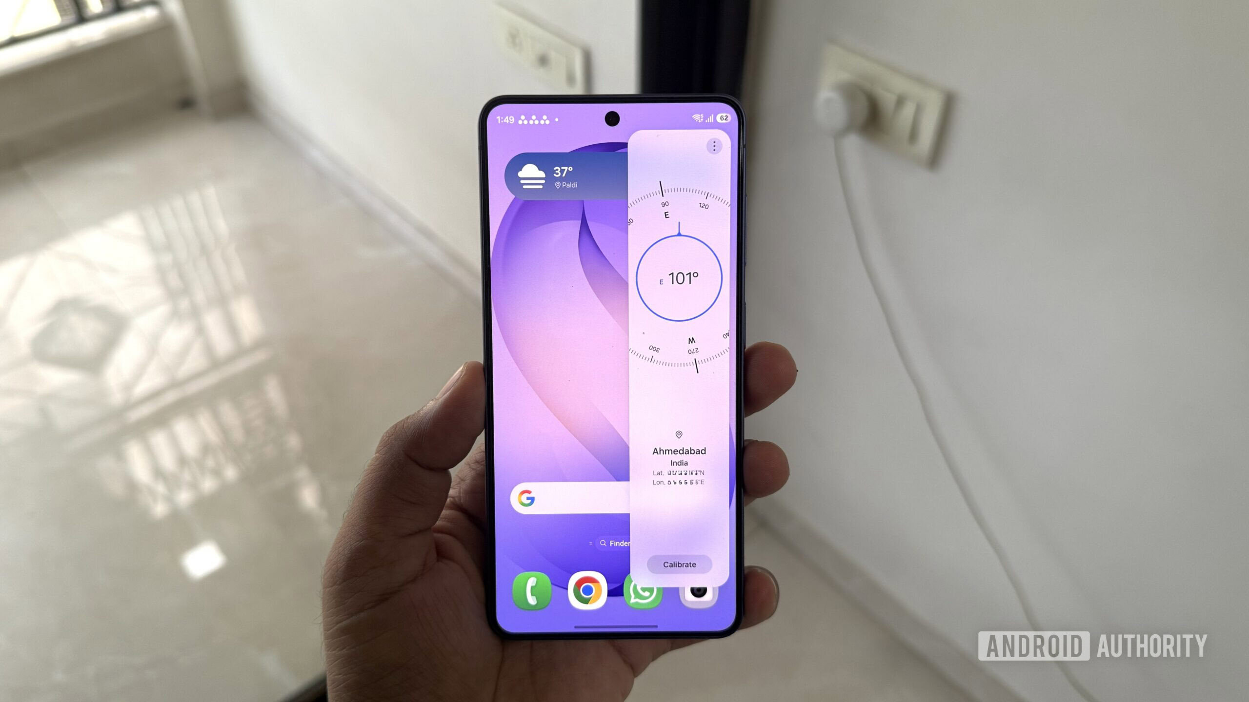 Samsung phone showing compass inside Edge Panel
