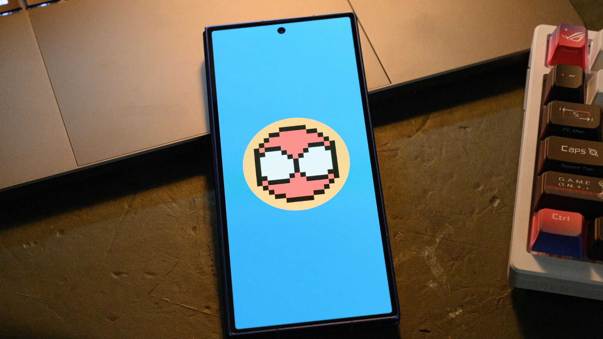 Spidey Tracker icon on the Samsung Galaxy Z Fold 7 cover screen