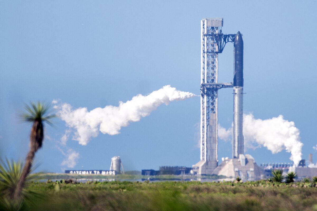 SpaceX Shares Poised to Slide Again as US Market Reopens