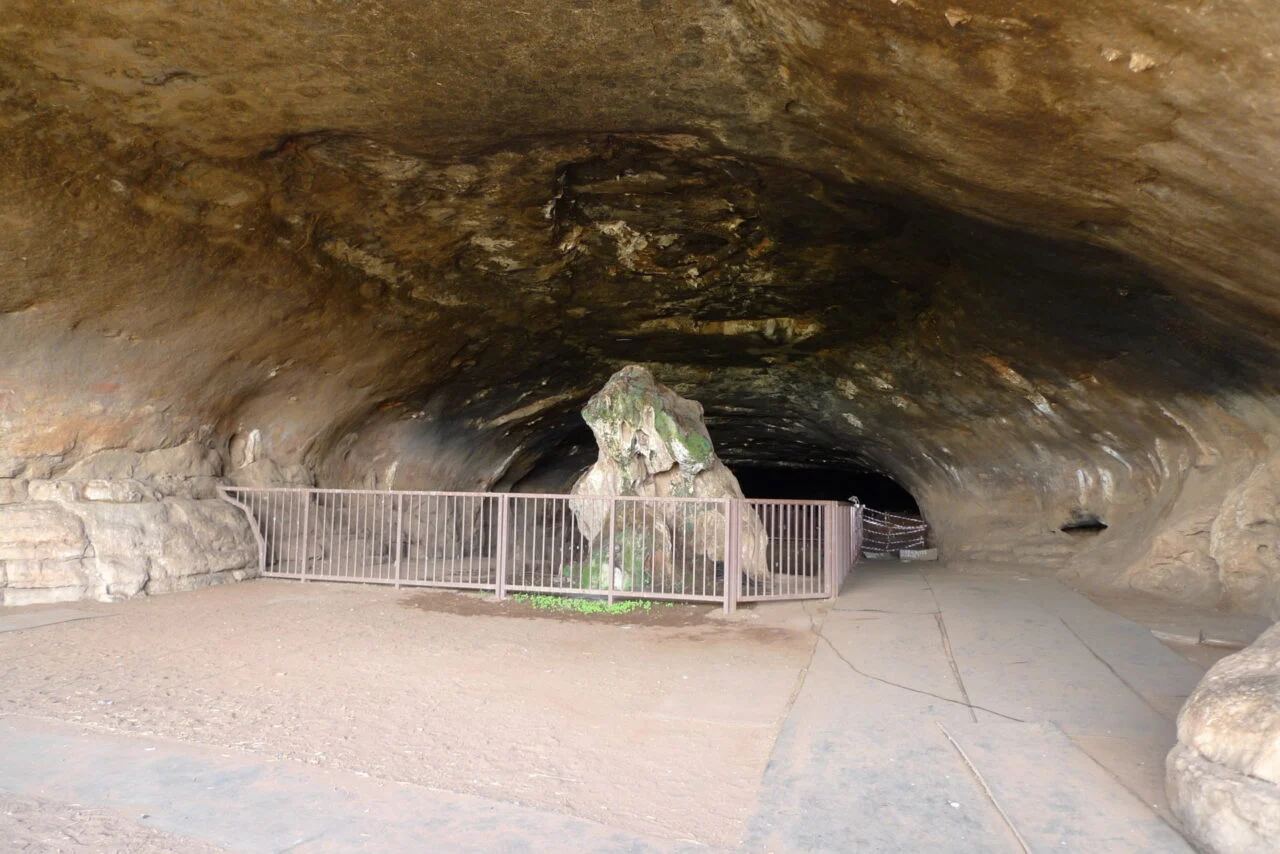 2 Inside Cave Looking Towards The Back Of The Cave (credit Wonderwerk Cave Project)