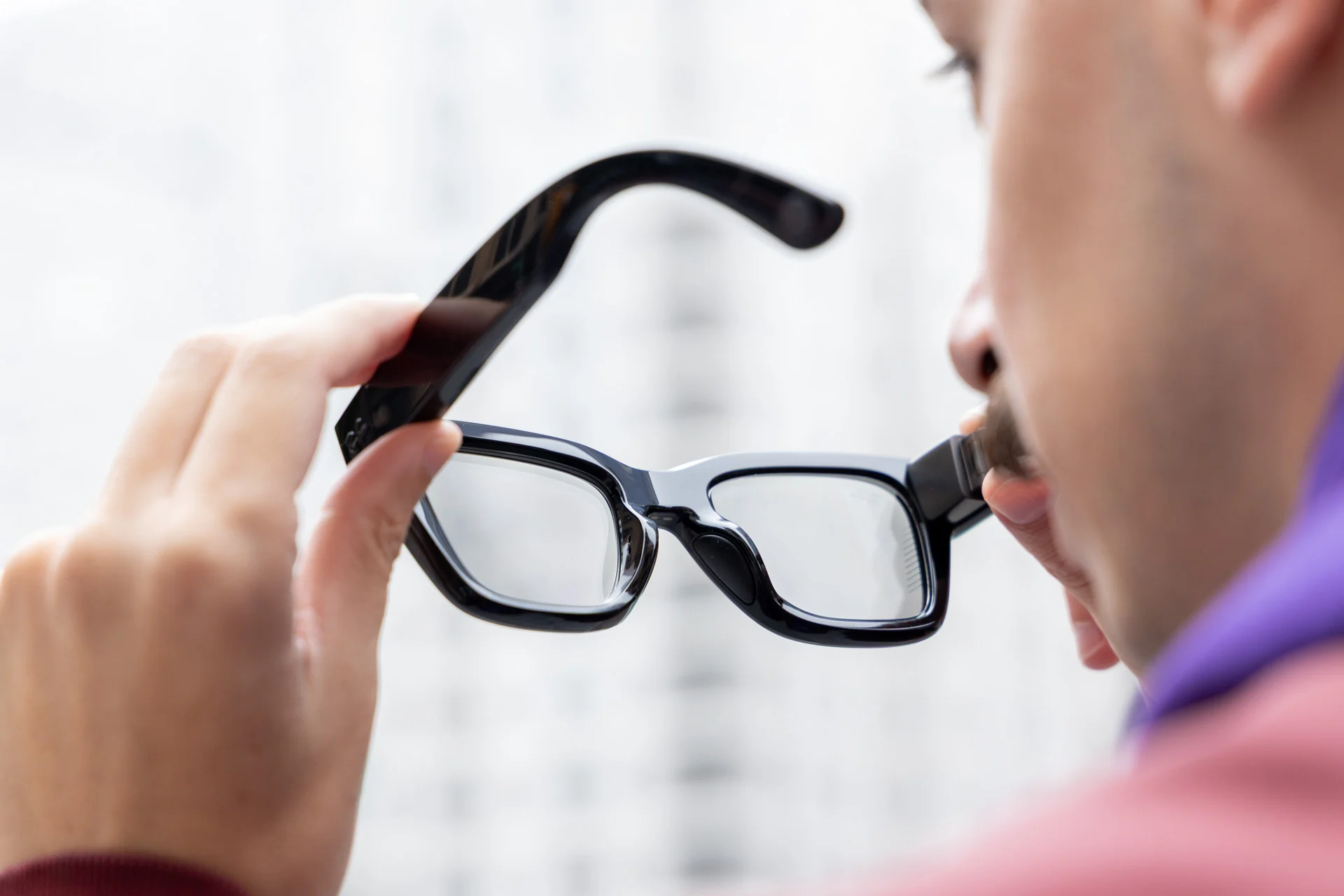 Illinois Could Become the First State to Ban Drivers From Wearing Smart Glasses