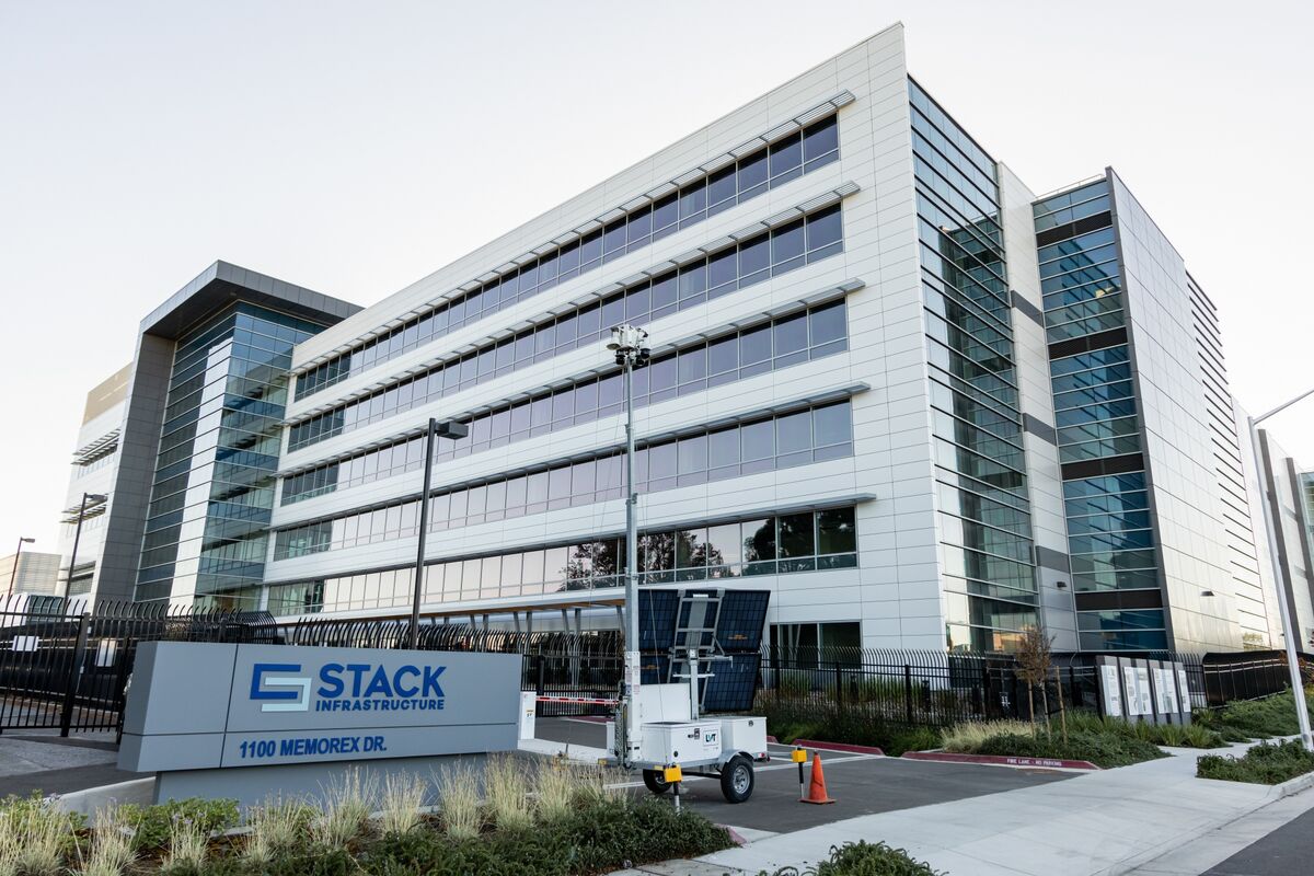 BlackRock-Backed AIP, KKR Said to Court Stack Asia Data Centers