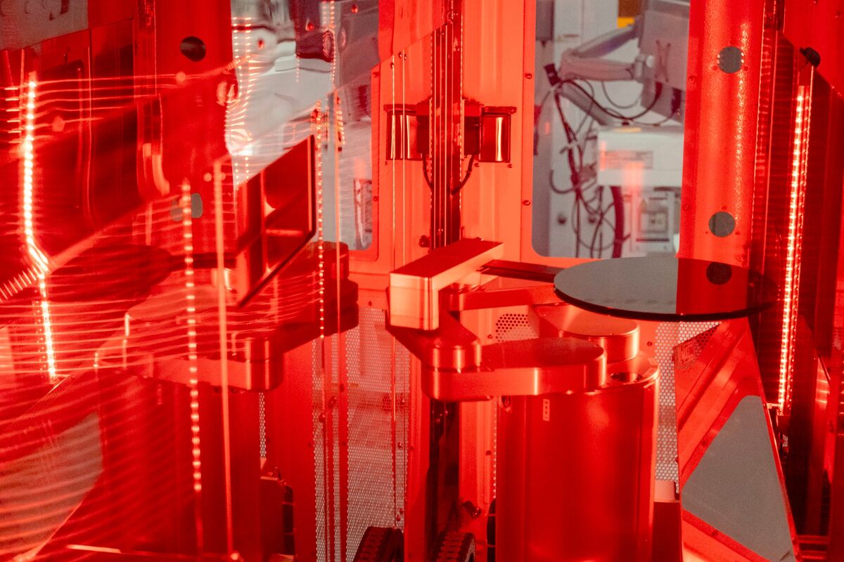 Micron and Qualcomm Lift Chipmakers Amid Rapid AI Growth