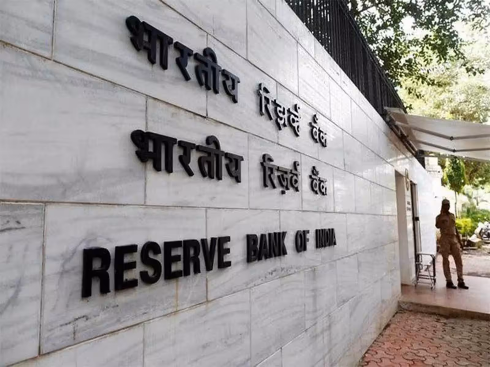 Why many floating-rate borrowers are yet to see lower EMIs despite RBI rate cuts
