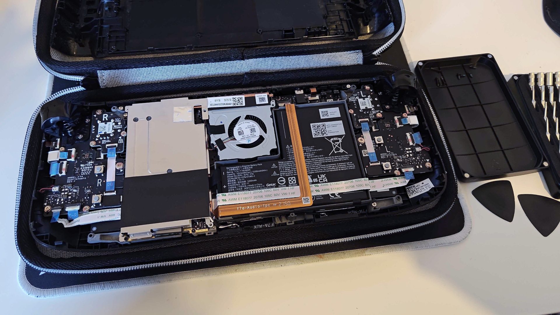 After just four years, Valve is seemingly discontinuing Steam Deck LCD parts, and the repair enthusiast in me is upset