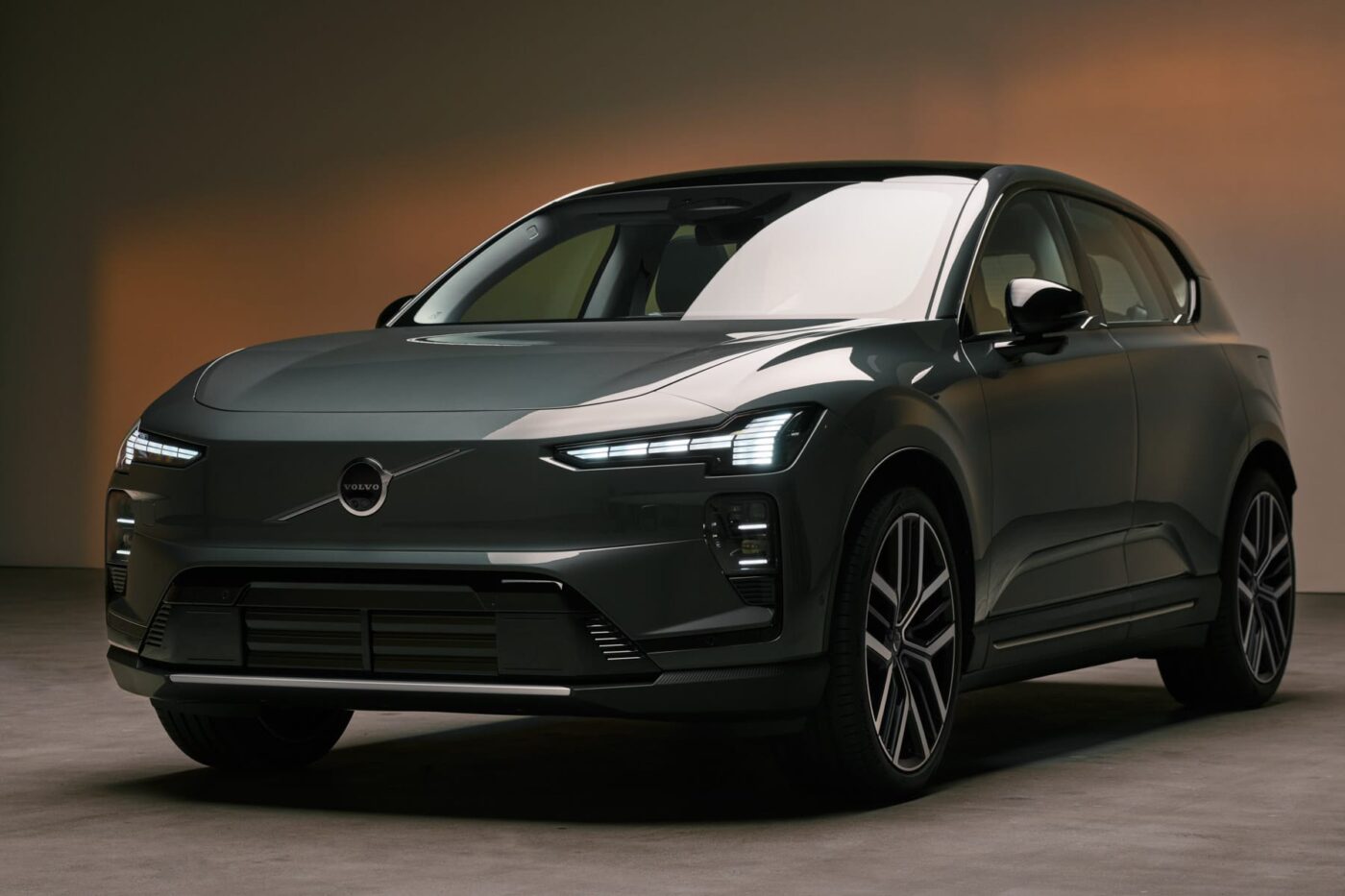 Volvo begins deliveries of first EX60 models