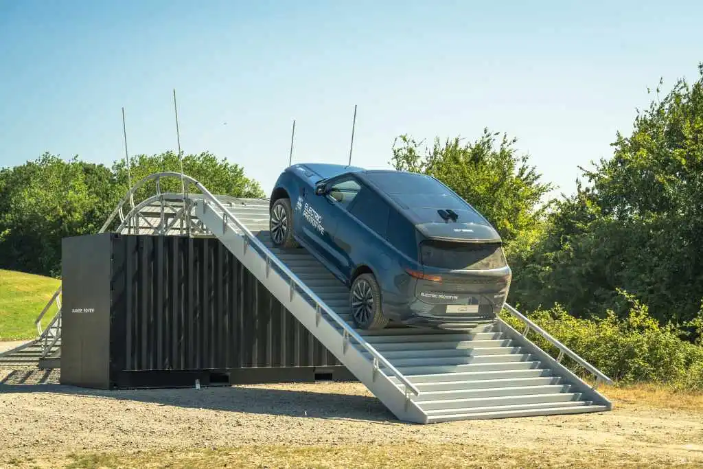 Range-Rover-Sport-Electric-first-look