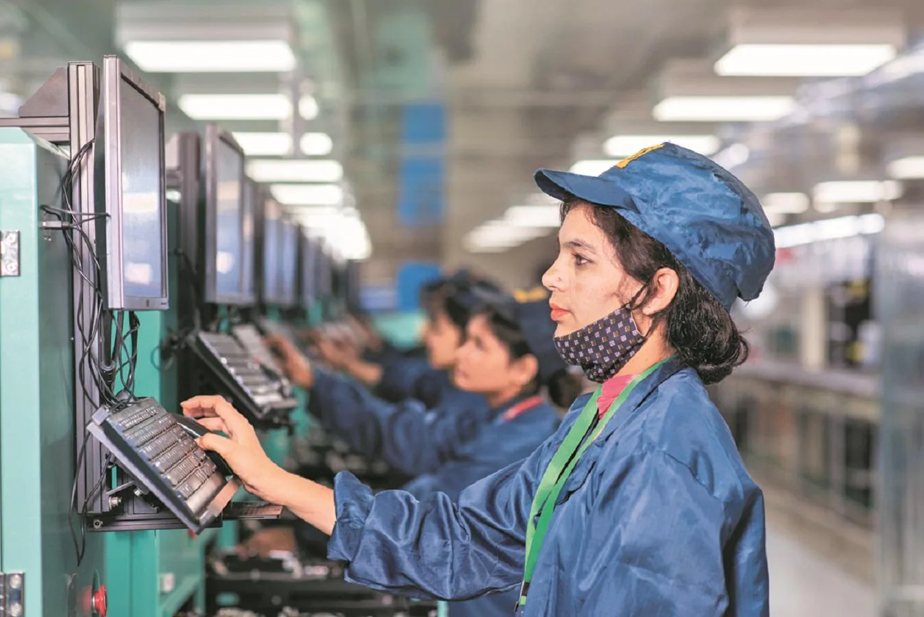 Digital divide keeps women out of India's gig economy, says report