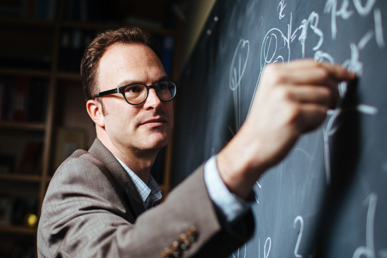 Jesse Thaler named director of the Laboratory for Nuclear Science