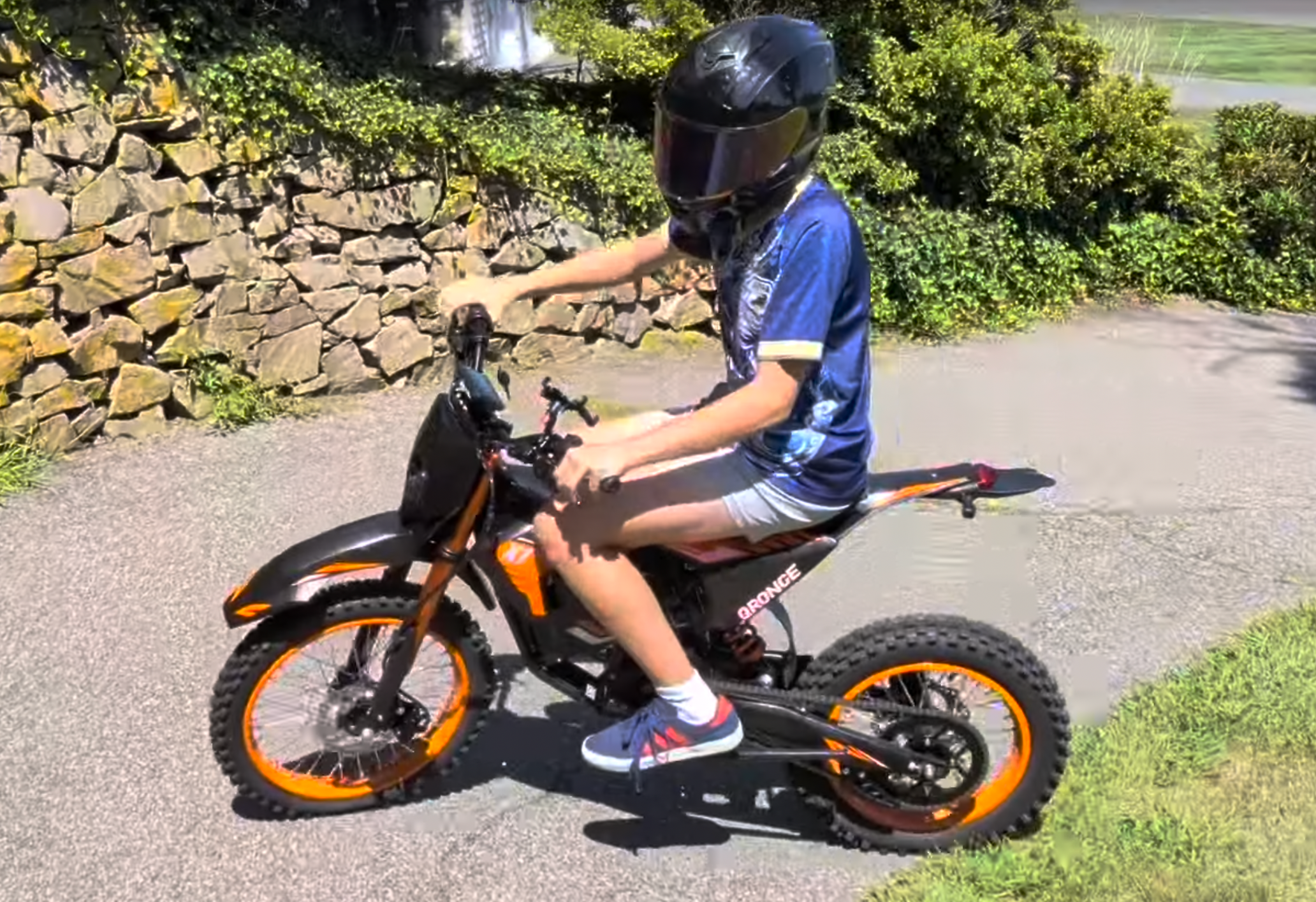 Qronge X1 Spark L Review: Does a $1,299 Sur-Ron Light Bee alternative cut the right corners?
